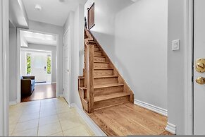 Cozy 3BR Home Parking Near Kitchener Attractions