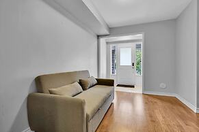 Cozy 3BR Home Parking Near Kitchener Attractions