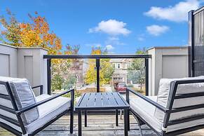 Cozy 3BR Home Parking Near Kitchener Attractions