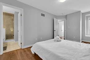Cozy 3BR Home Parking Near Kitchener Attractions