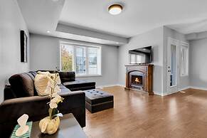 Cozy 3BR Home Parking Near Kitchener Attractions