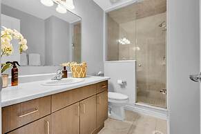 Cozy 3BR Home Parking Near Kitchener Attractions