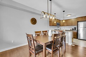 Cozy 3BR Home Parking Near Kitchener Attractions