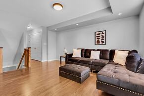 Cozy 3BR Home Parking Near Kitchener Attractions