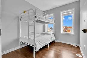 Cozy 3BR Home Parking Near Kitchener Attractions