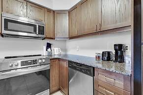 Cozy 3BR Home Parking Near Kitchener Attractions