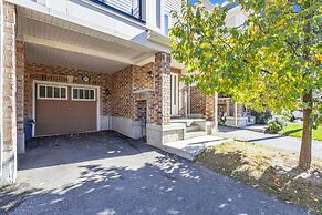 Cozy 3BR Home Parking Near Kitchener Attractions