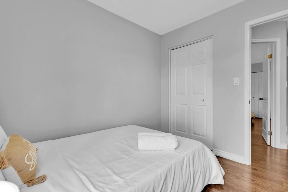 Cozy 3BR Home Parking Near Kitchener Attractions