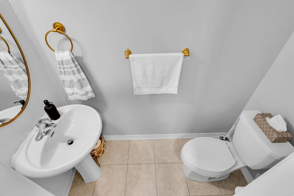 Cozy 3BR Home Parking Near Kitchener Attractions