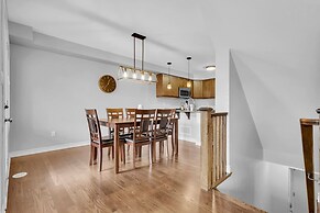 Cozy 3BR Home Parking Near Kitchener Attractions