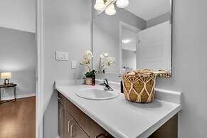 Cozy 3BR Home Parking Near Kitchener Attractions