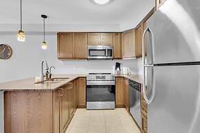 Cozy 3BR Home Parking Near Kitchener Attractions