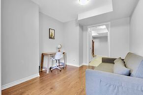 Cozy 3BR Home Parking Near Kitchener Attractions