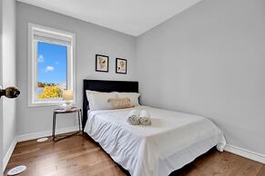 Cozy 3BR Home Parking Near Kitchener Attractions