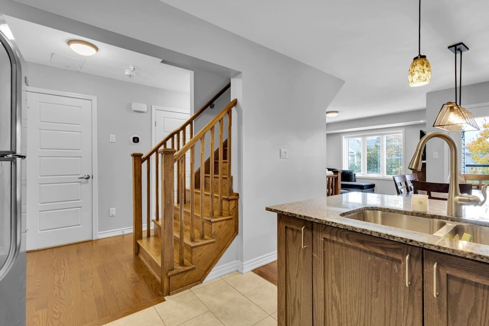Cozy 3BR Home Parking Near Kitchener Attractions
