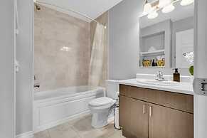 Cozy 3BR Home Parking Near Kitchener Attractions