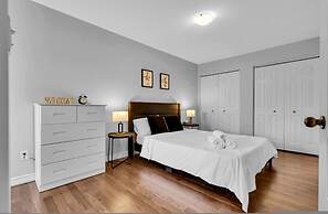 Cozy 3BR Home Parking Near Kitchener Attractions