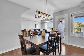 Cozy 3BR Home Parking Near Kitchener Attractions