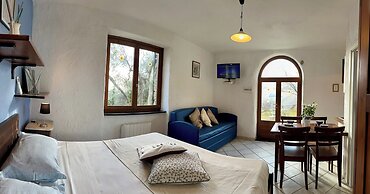 Panoramic Rural House With Garden