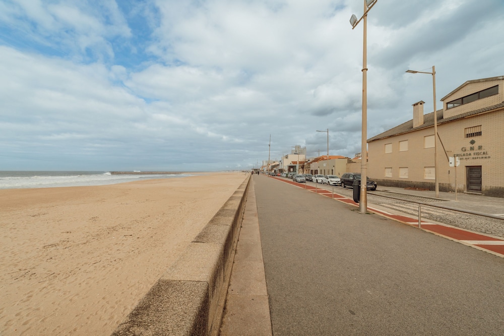 Espinho Modern 3 Bedroom Apartment by Vacationy