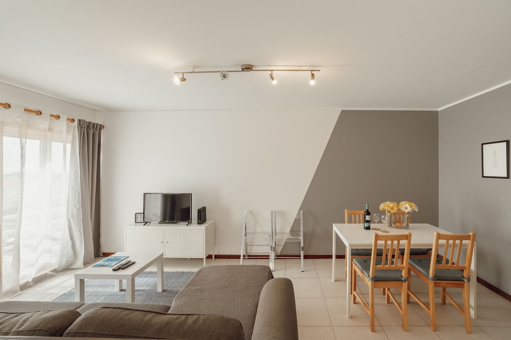 Espinho Modern 3 Bedroom Apartment by Vacationy