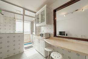 Espinho Modern 3 Bedroom Apartment by Vacationy