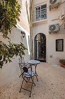 Modern Designer 2BR Apartment – Walk to Sea