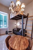 Modern Designer 2BR Apartment – Walk to Sea