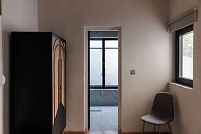 Modern Designer 2BR Apartment – Walk to Sea