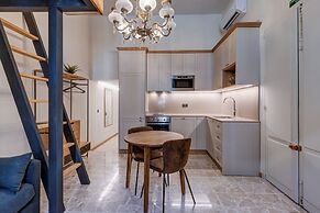 Modern Designer 2BR Apartment – Walk to Sea
