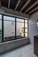 Modern Designer 2BR Apartment – Walk to Sea