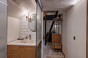 Modern Designer 2BR Apartment – Walk to Sea