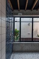 Modern Designer 2BR Apartment – Walk to Sea