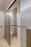 Modern Designer 2BR Apartment – Walk to Sea