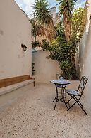 Modern Designer 2BR Apartment – Walk to Sea