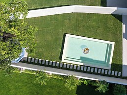 Miyue Roman Holiday Bubble Pool hotel