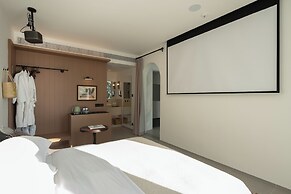Miyue Roman Holiday Bubble Pool hotel