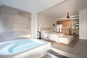 Miyue Roman Holiday Bubble Pool hotel