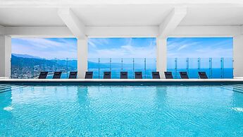 Stunning Beachfront Condo Sea Views Pools