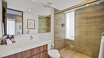 Stunning Beachfront Condo Sea Views Pools