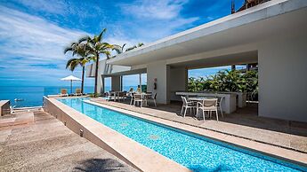 Stunning Beachfront Condo Sea Views Pools