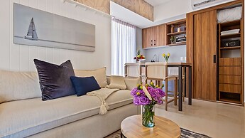 Stunning Beachfront Condo Sea Views Pools