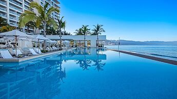 Stunning Beachfront Condo Sea Views Pools