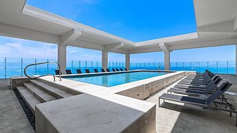 Stunning Beachfront Condo Sea Views Pools