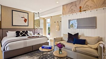 Stunning Beachfront Condo Sea Views Pools