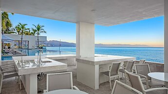 Stunning Beachfront Condo Sea Views Pools