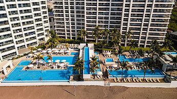 Stunning Beachfront Condo Sea Views Pools