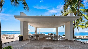 Stunning Beachfront Condo Sea Views Pools