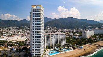 Stunning Beachfront Condo Sea Views Pools