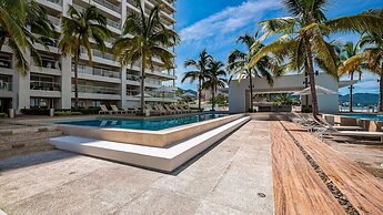 Stunning Beachfront Condo Sea Views Pools